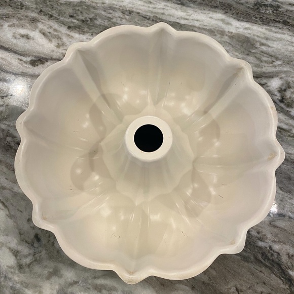 Vintage Nordicware 12 Cup Aluminum Bundt Fluted - Picture 3 of 8